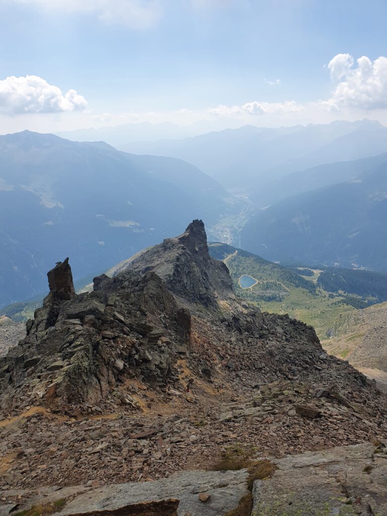 Vista del Dente del Vioz dal sentiero per la cima